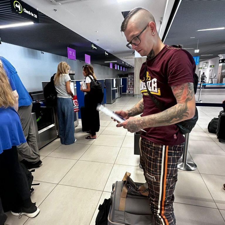 Alex Löwenherz ist sich für nichts zu schade, er geht Heute trotzdem noch in Tötungen Alex Löwenherz beim Check In, Notfall kam rein und er geht los um Leben zu Retten in Rumänien