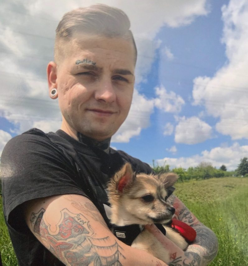 Alex Löwenherz mit seinem aus dem Tierschutz Geretten Hund Simba - er Inspirierte Alex zum Namen