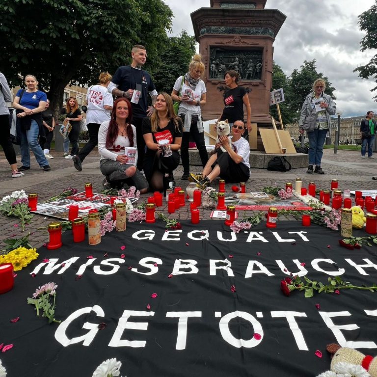 Alex Löwenherz bei einer Mahnwache in Stuttgart mit seinen Mädels