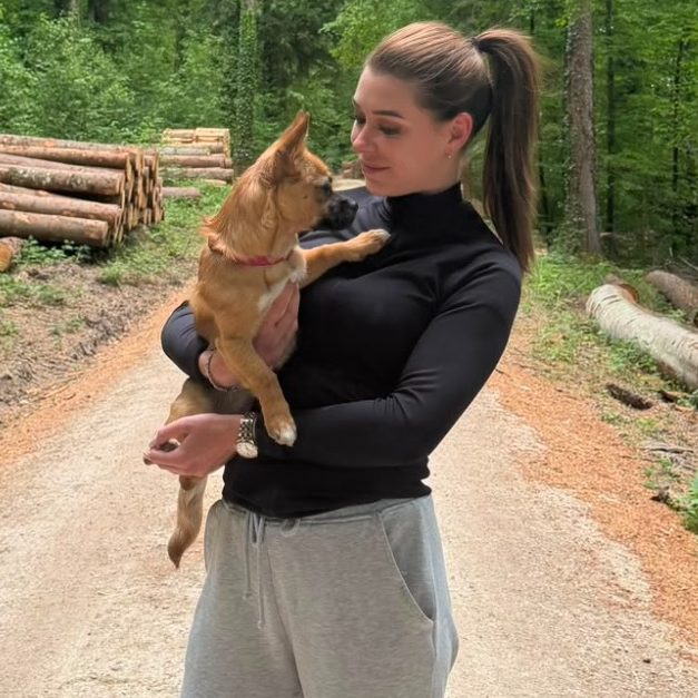 Straßentier Bonita aus Rumänien mit Besitzerin Sarah Löwenherz vom Tierschutz Löwenherz